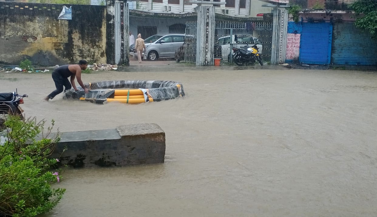 The earlier water did not come out, the rain again increased the problems