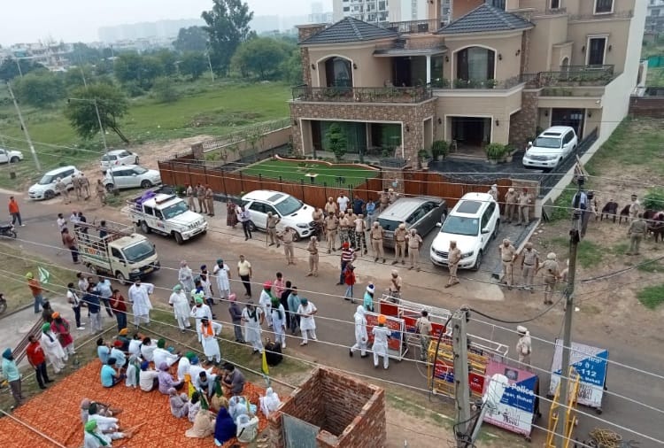 Farmers Protest Outside Residence of Leaders in Punjab