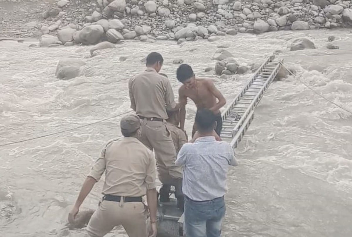 himachal news: Boy stranded in Beas river to rescue Dog in kullu himachal Pradesh
