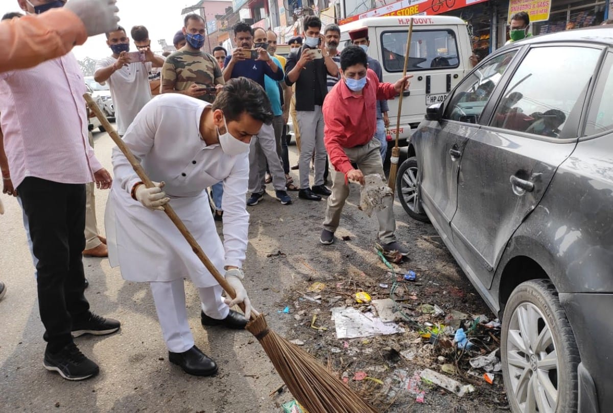 Union minister Anurag thakur started swachhata abhiyan in nagrota bagwan himachal pradesh