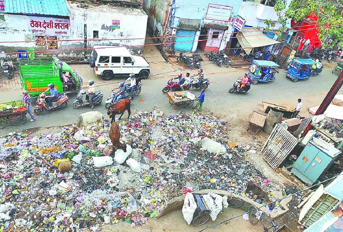 Pile of garbage on the streets before Gandhi Jayanti in Agra