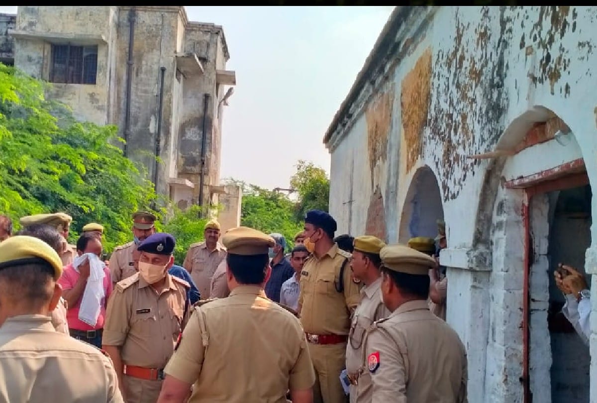 head constable found hanging in the residence of the police station in etah