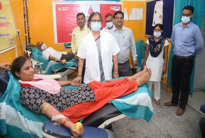 Amar Ujala Foundation: Amar Ujala Foundation: On Voluntary Blood Donation Day, the Excited in the great donors of Prayagraj Division