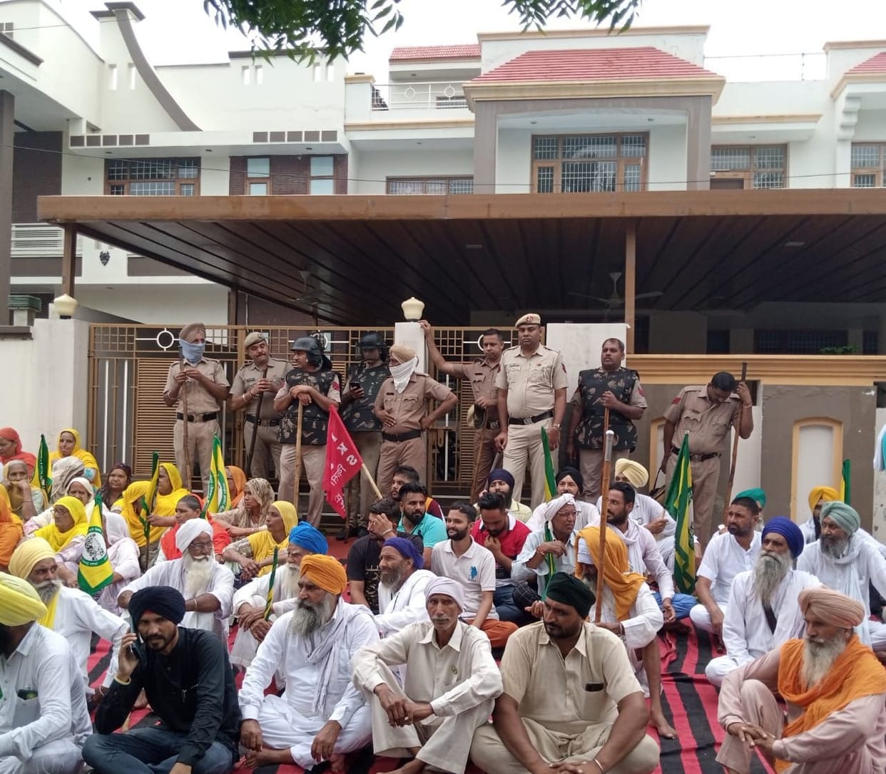 rmers demonstrated at MLA Ishwar Singh's residence