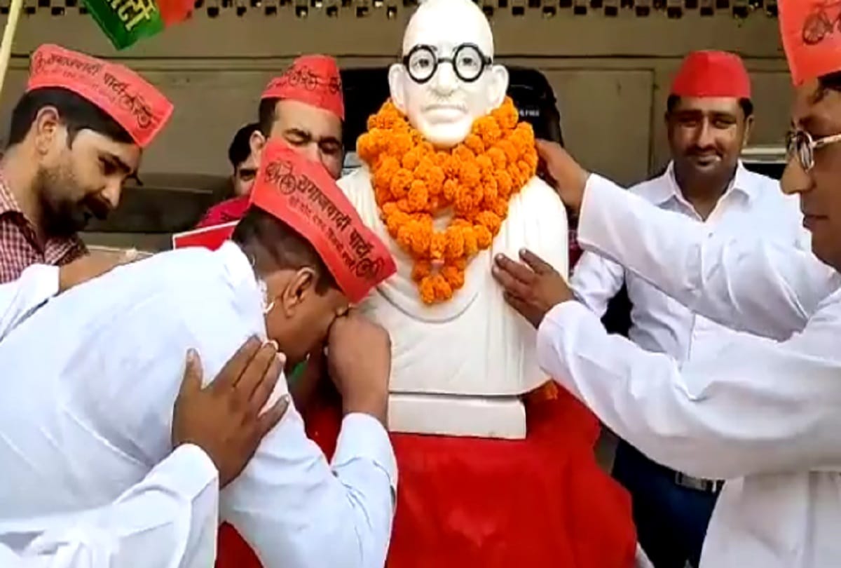 Video viral of SP leader crying while hugging Mahatma Gandhi statue in Sambhal
