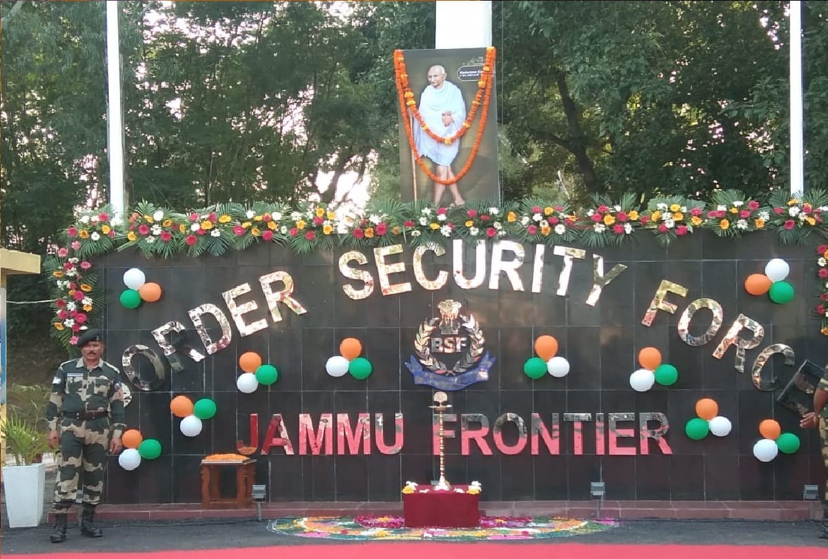 Suchetgarh Beating the Retreat Parade, BSF commandos and women squads showed enthusiasm