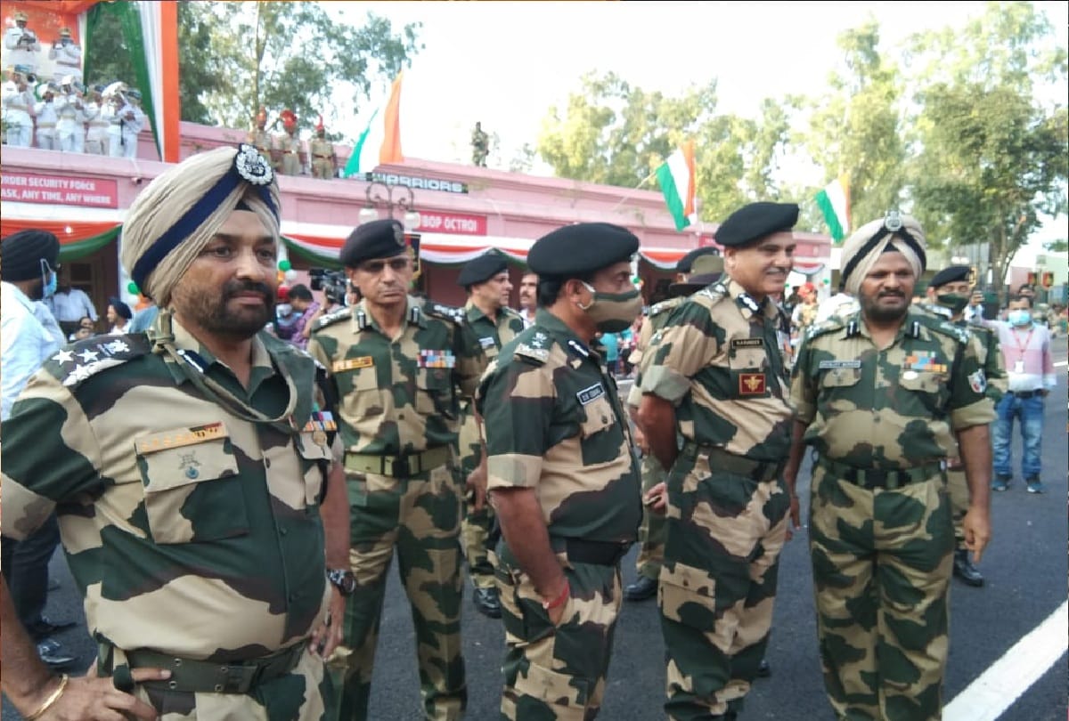 Suchetgarh Beating the Retreat Parade, BSF commandos and women squads showed enthusiasm