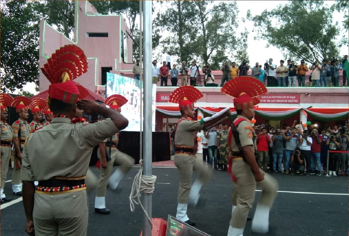 Suchetgarh Beating the Retreat Parade, BSF commandos and women squads showed enthusiasm