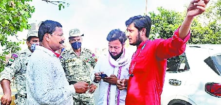 The team that arrived to take down the hoardings on Shyamganj bridge was surrounded by spies