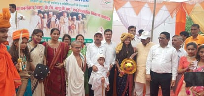 टाउन हॉल में आयोजित सांस्कृतिक कार्यक्रम प्रस्तुत देते बच्चे