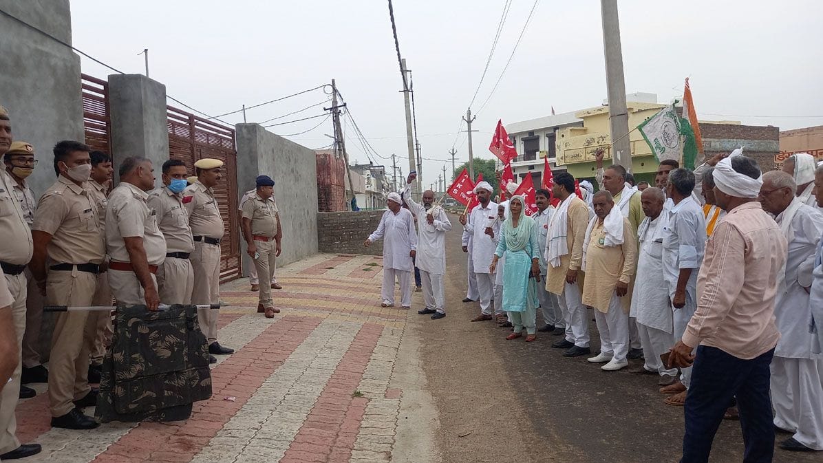 Farmers surrounded the residence of Deputy Chief Minister in Uchana and JJP MLA in Narwana