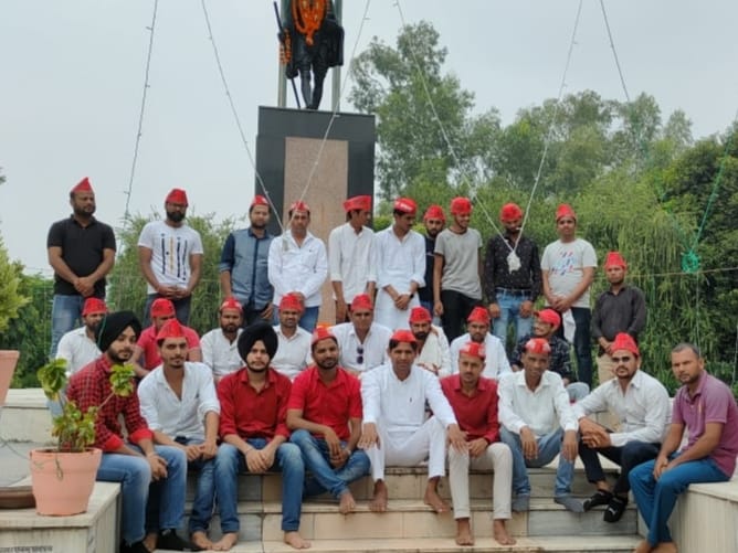 SP student assembly observes fast in front of Mahatma Gandhi's statue