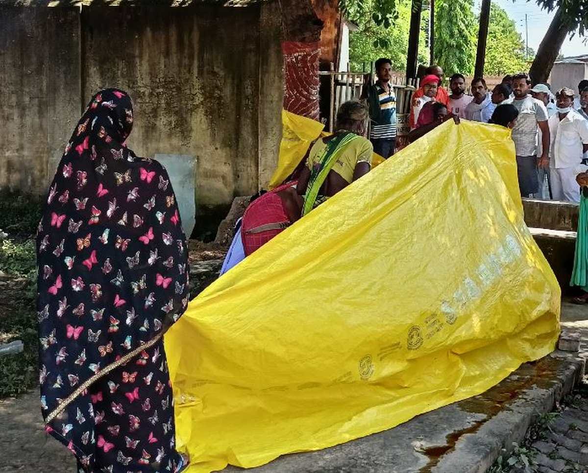woman Delivery on road under tirpal circle gave birth to child in sonbhadra UP