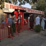अफगानिस्तान के काबुल में बम ब्लास्ट के बाद अस्पताल के बाहर जुटी भीड़।