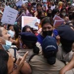 पुलिस ग्रेड पे मामले को लेकर सीएम आवास कूच करते पुलिसकर्मियों के परिजन