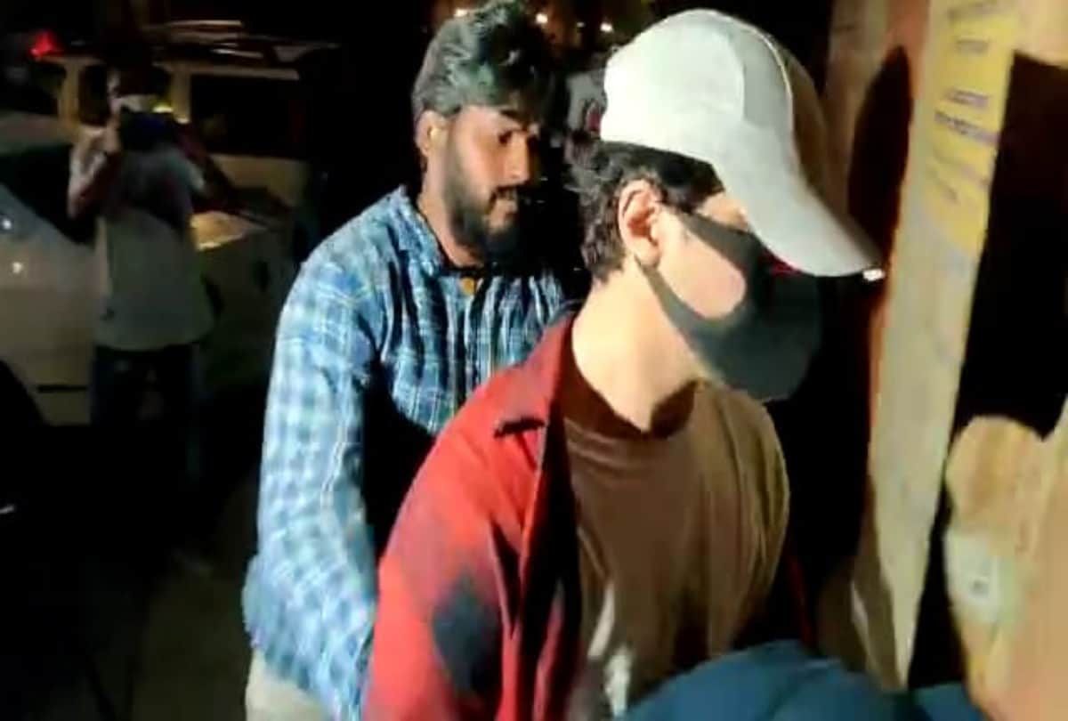 Aryan khan cries out during ncb interrogation in cruise drugs party case talked to shahrukh khan for 2 minutes says report