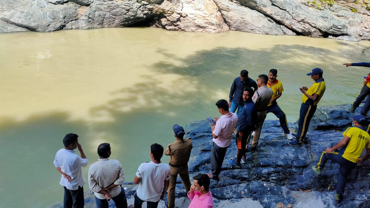 uttarakhand news: car fell into river at uttarkashi