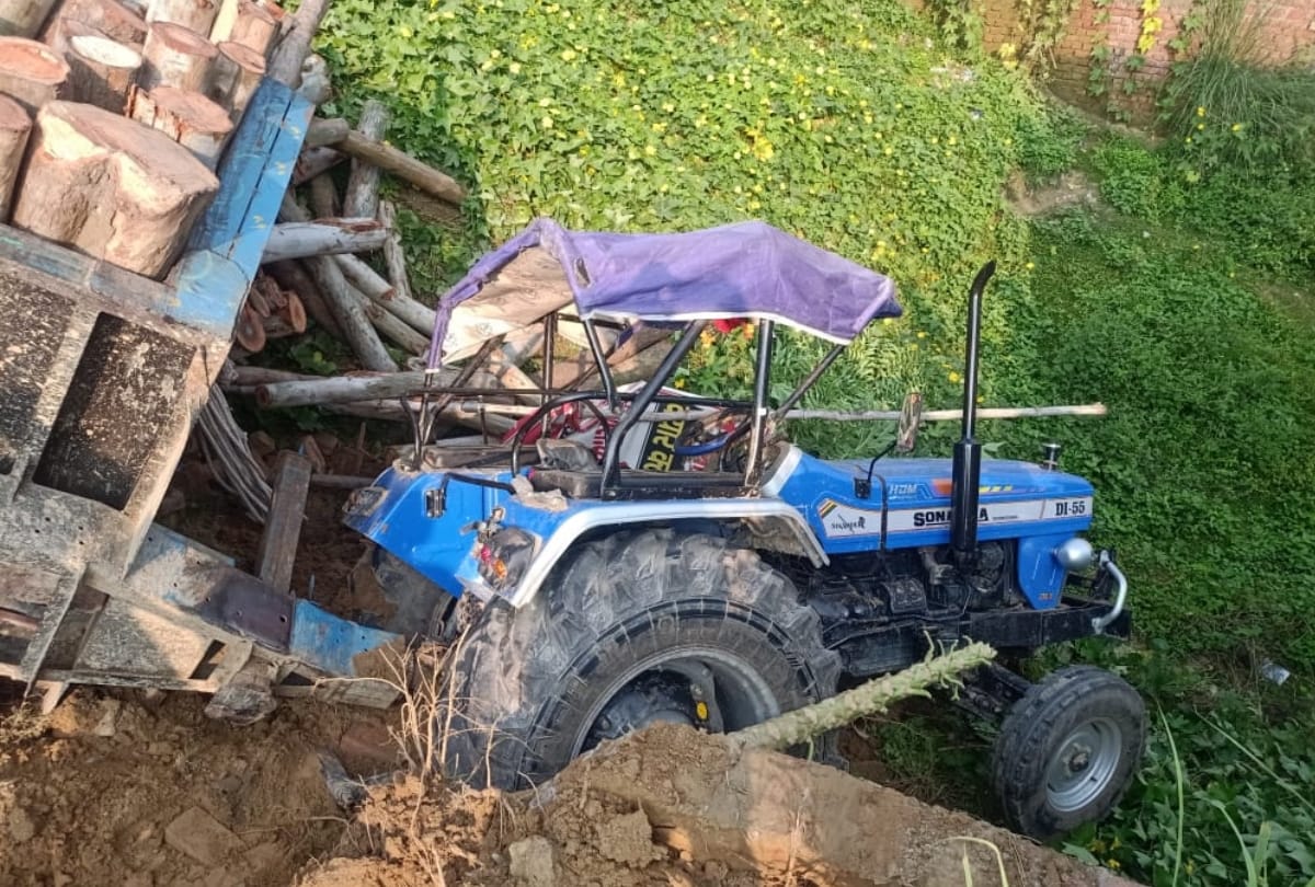 Tractor trolley loaded with wood became uncontrollable, broke the boundary wall and entered the house