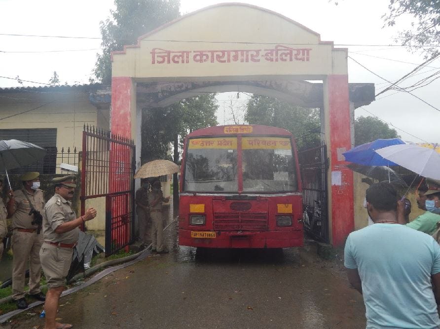 Rain water in ballia jail emptied in 48 hours 600 prisoners Azamgarh and 339 prisoners shifted to Ambedkar Nagar Jail