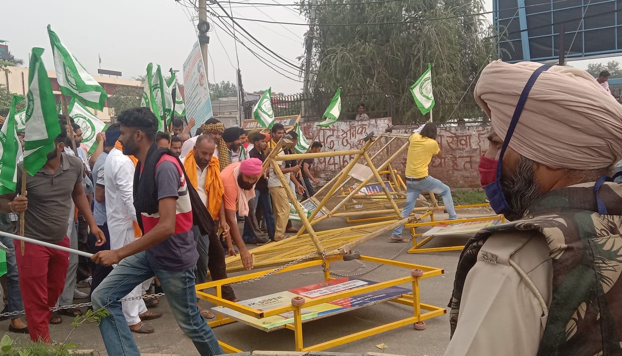 Farmer's mercury rises, barricades cut ruckus