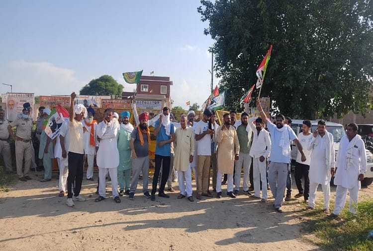Farmers demonstrated in Fatehabad on the information of MPs arrival