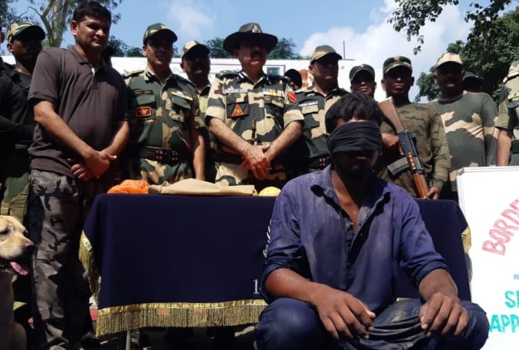 BSF recovered 6 packets of heroin and arrested Pakistani smuggler in Punjab
