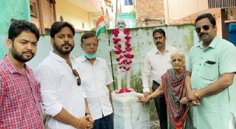 The municipal corporation did not sleep... traders cleaned the Gandhi statue