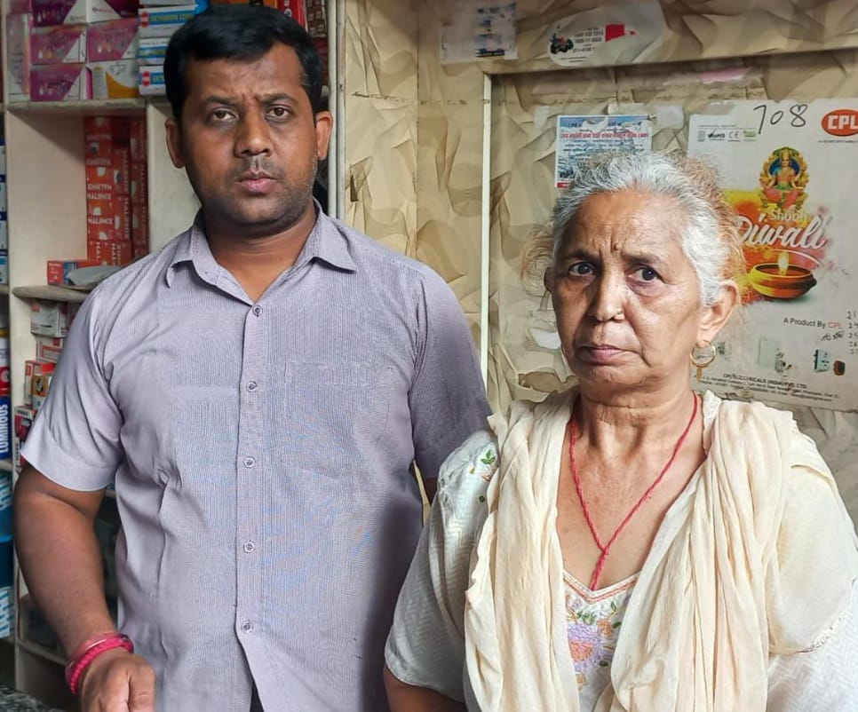 Thieves took away 10 thousand rupees by engaging the elderly woman in things
