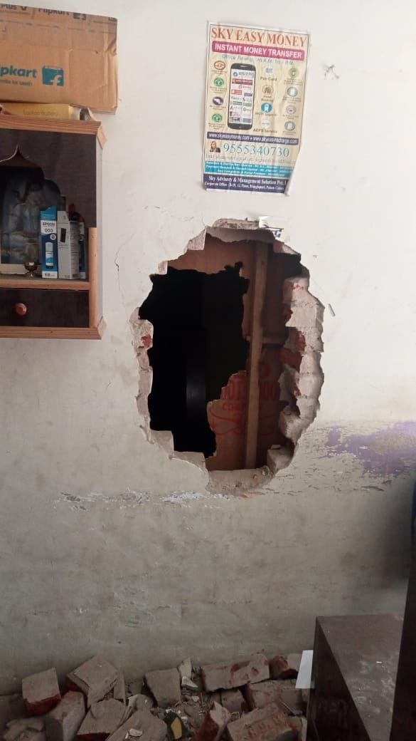 The thieves reached the ATM by breaking the claims of the shops, but failed to steal the cash
