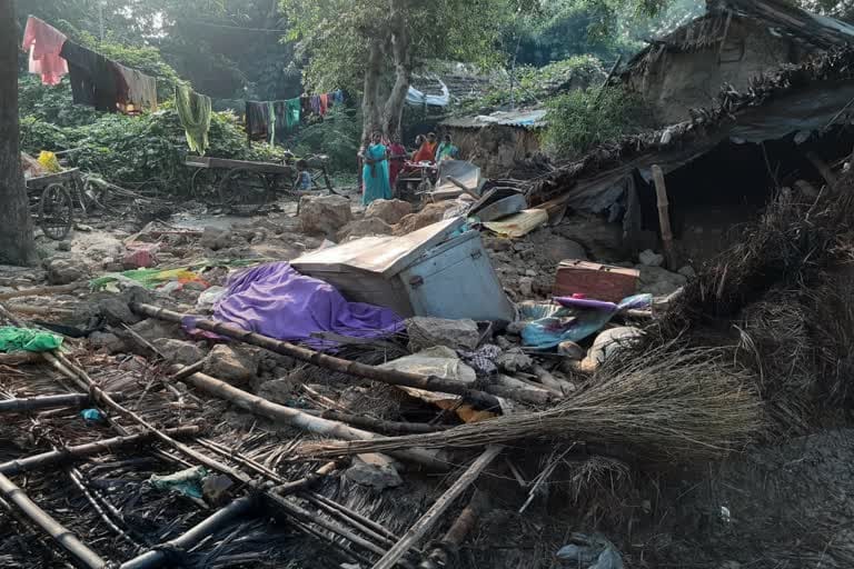 five people of same family injured due to falling of uncharted house in chandauli due to rain disrupts life