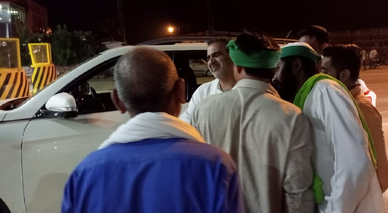 farmers stop union minister sanjeev balyan at toll plaza after khiri incident