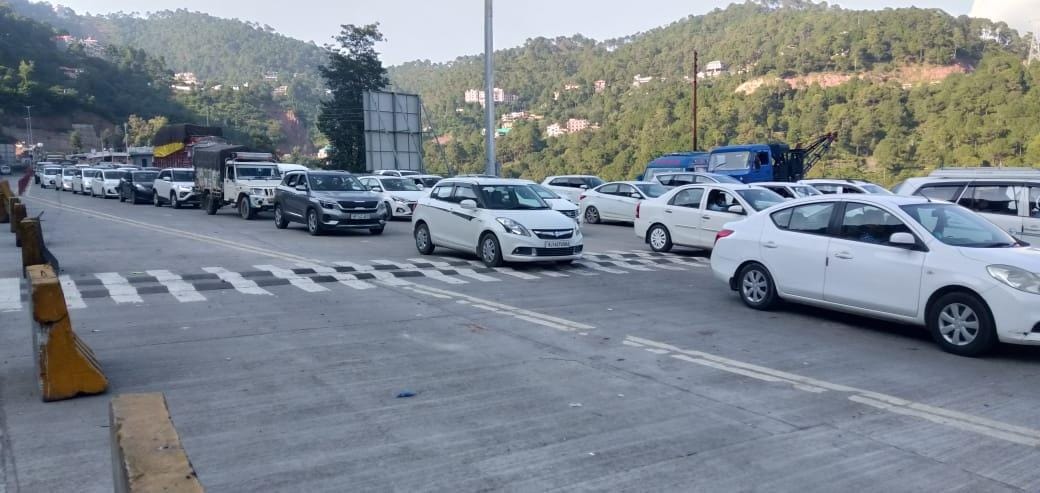 Weekend tourism on rise in Solan long rows of vehicles create jam on Sanvara toll plaza