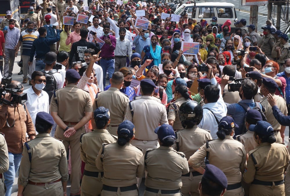 Grade pay demand: Uttarakhand police Officer's Family Protest at CM house march photos
