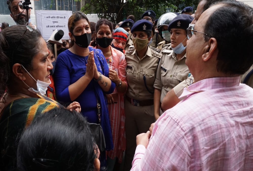 Grade pay demand: Uttarakhand police Officer's Family Protest at CM house march photos