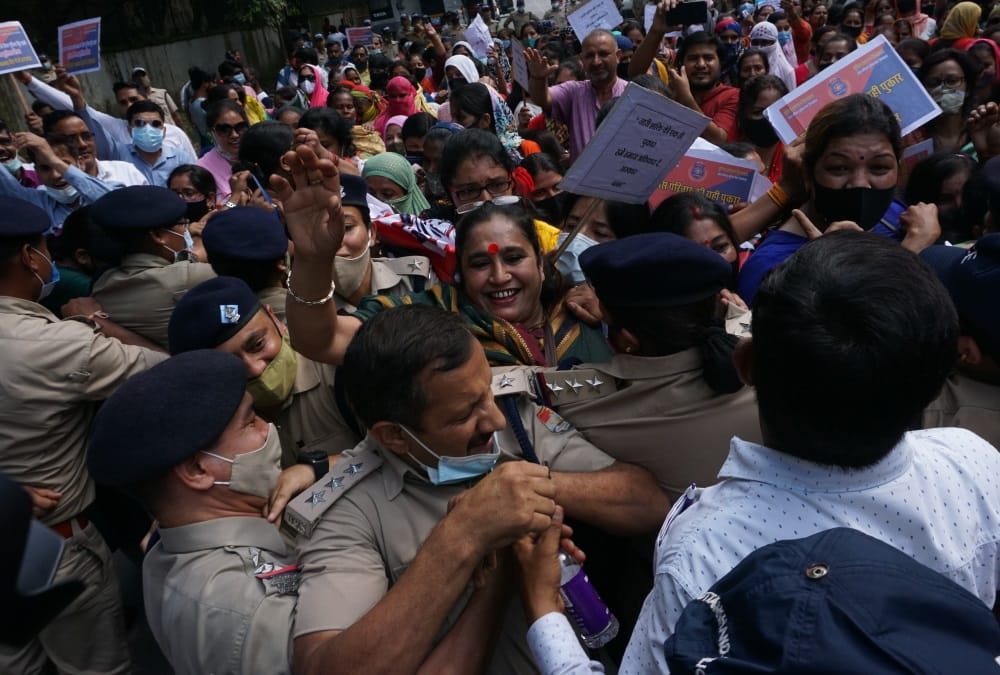 Grade pay demand: Uttarakhand police Officer's Family Protest at CM house march photos