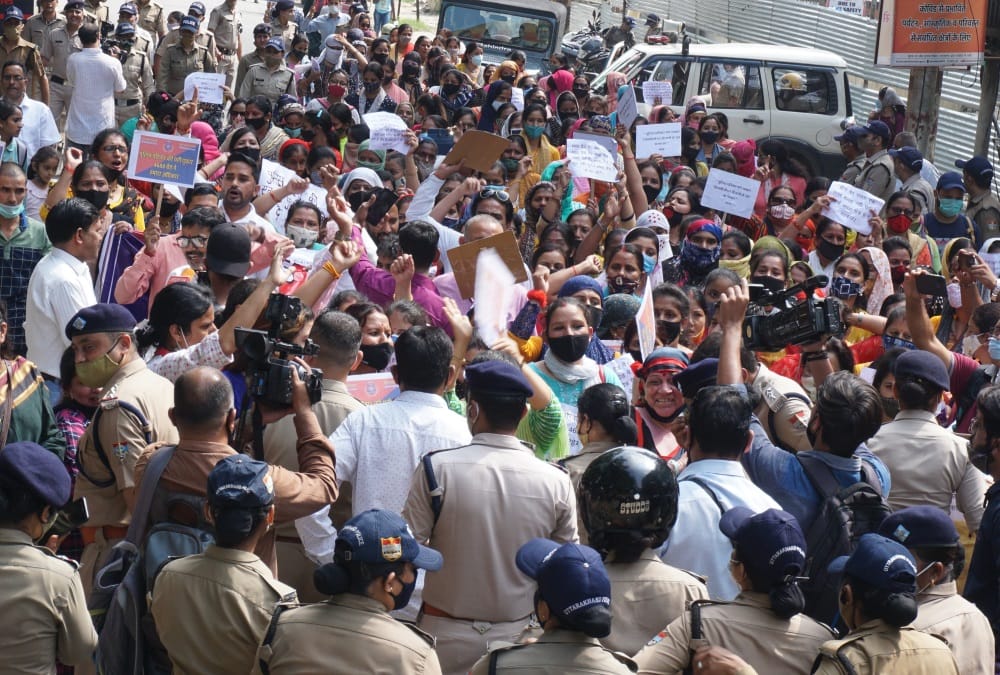 Grade pay demand: Uttarakhand police Officer's Family Protest at CM house march photos