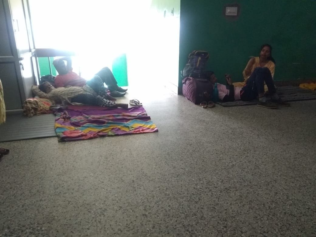 Two female patients on one bed in Gyani ward, pregnant on the floor
