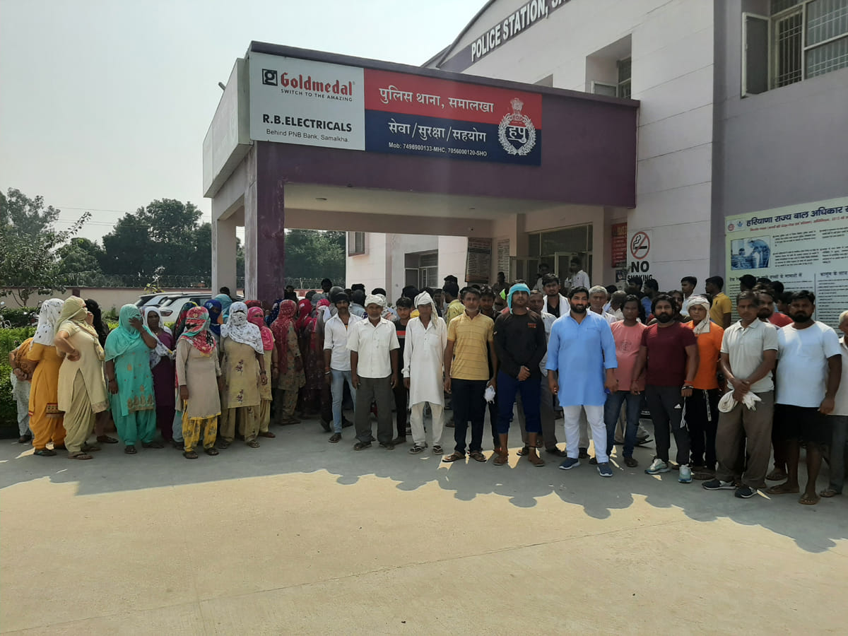 In the case of a mentally handicapped girl, the family-villagers demonstrated in the police station
