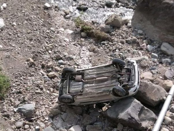 Car collapsed near Kandapatan, driver girl injured