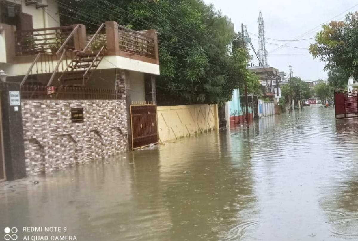 People upset due to waterlogging in houses due to rain in Gorakhpur