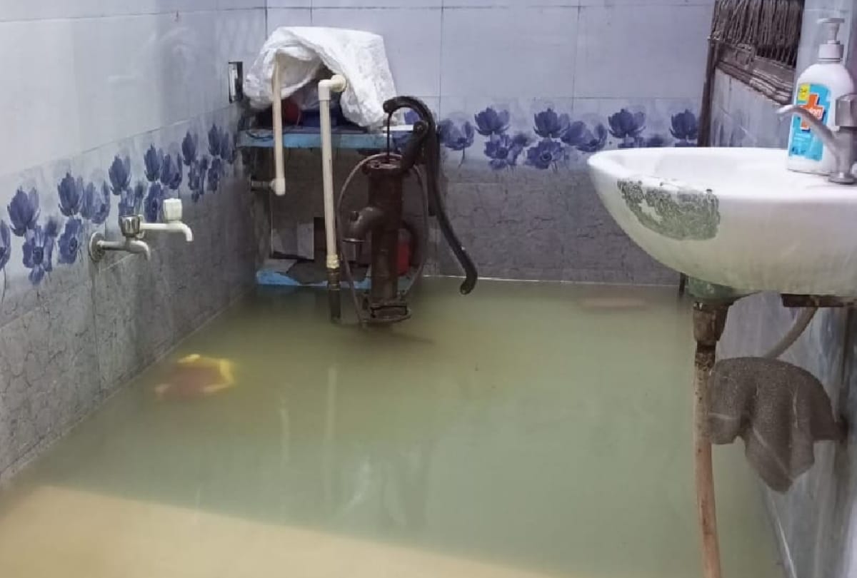 People upset due to waterlogging in houses due to rain in Gorakhpur