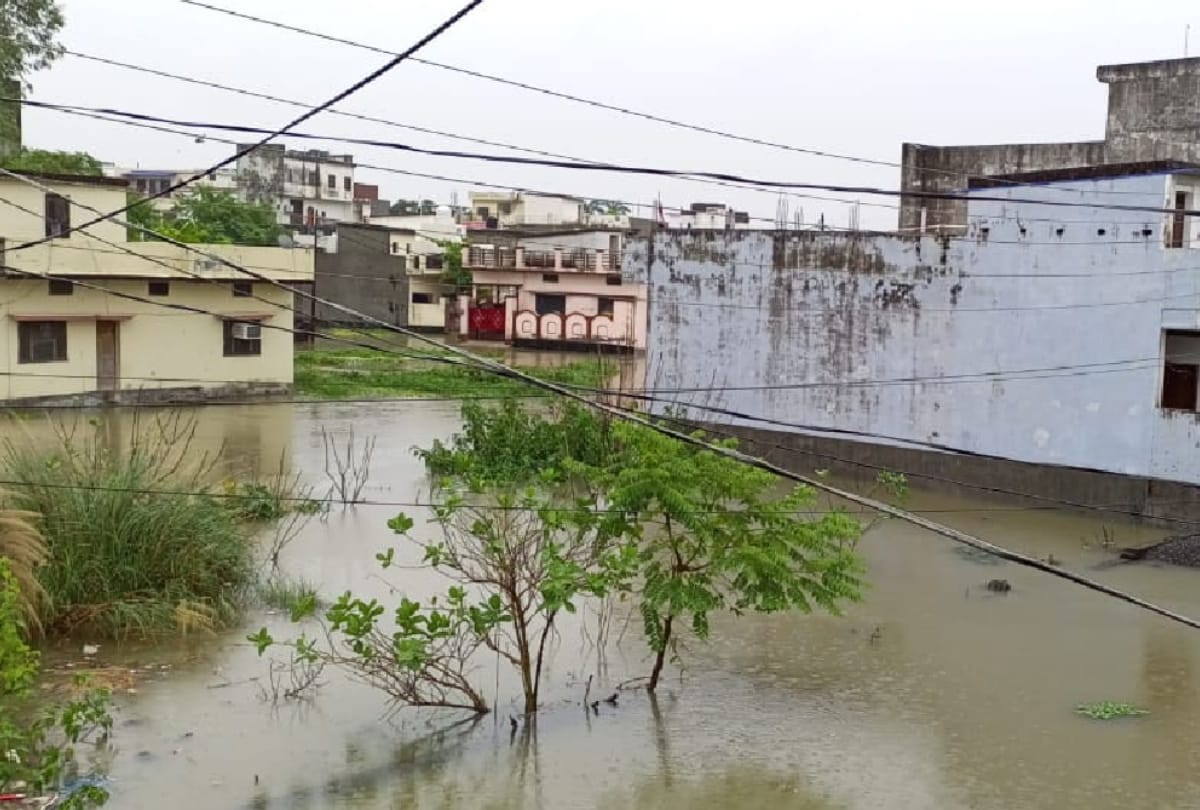 People upset due to waterlogging in houses due to rain in Gorakhpur