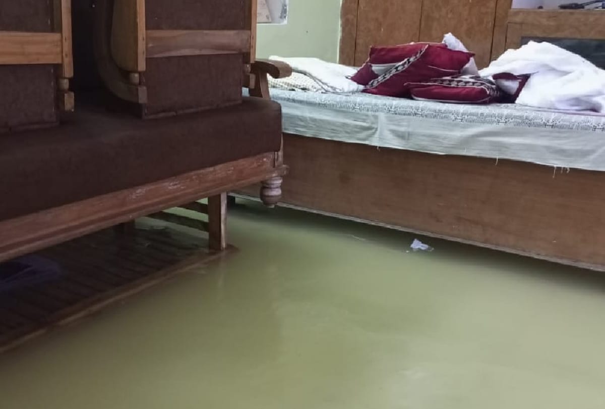 People upset due to waterlogging in houses due to rain in Gorakhpur