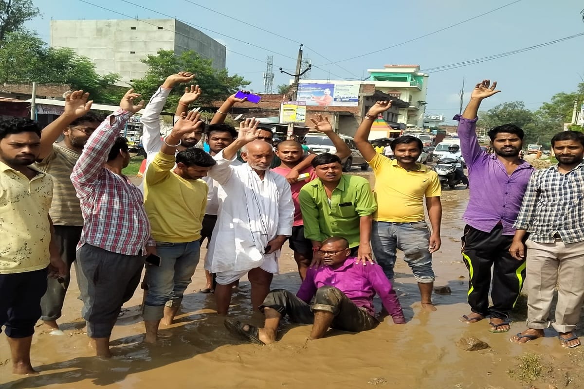 People protested lying in mud due to potholes in road in sonebhadra villagers blocked Robertsganj-Ghoraval road