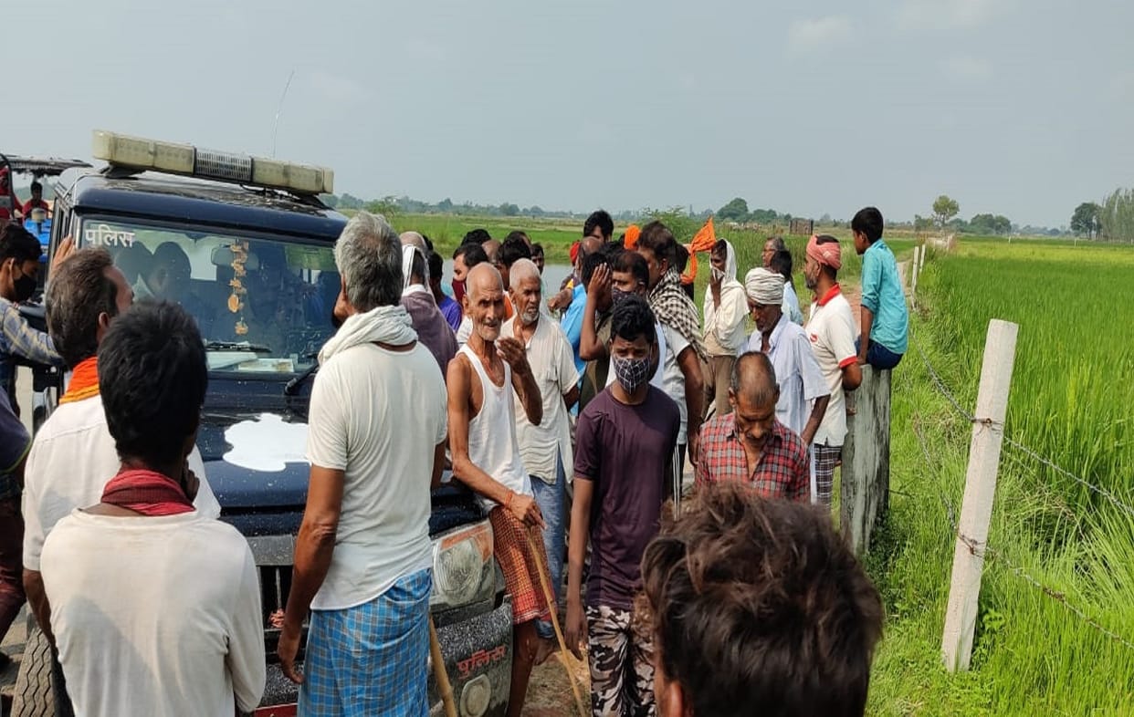 Police buried dead bodies of 20 cattle who recovered from truck in jaunpur villagers created ruckus due to bad  smell