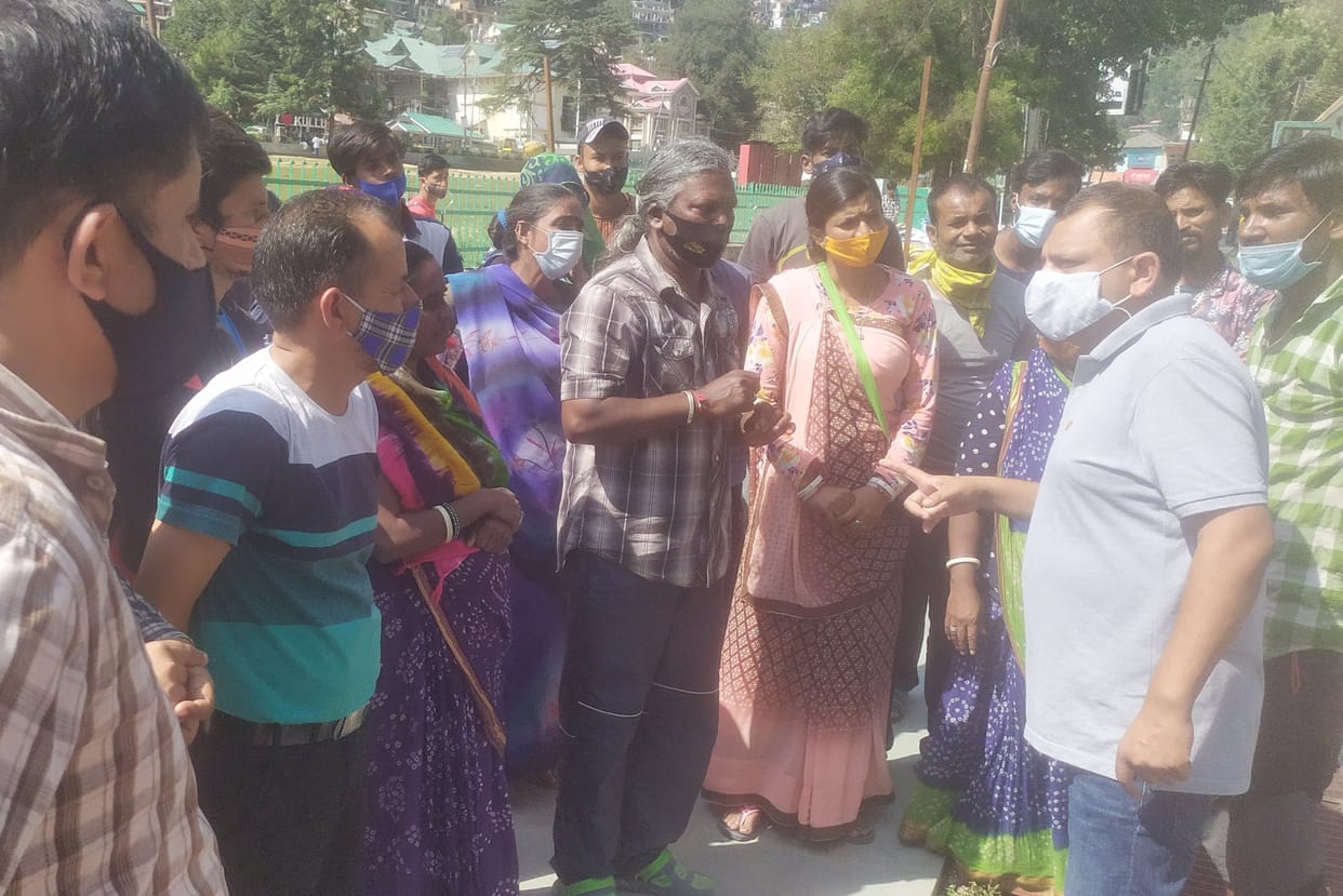 Administration's baton run on those who decorate the market on the sidewalk