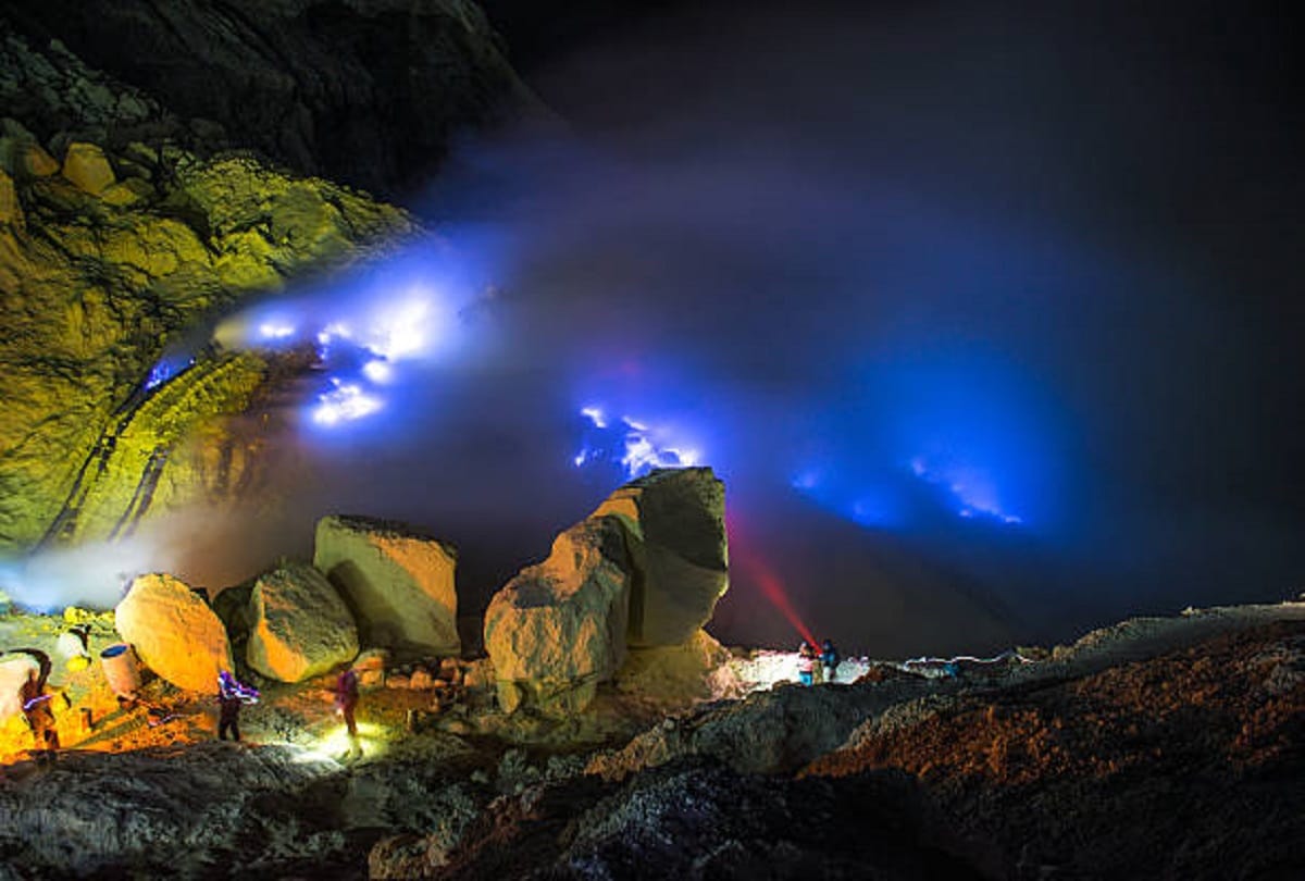mysterious lake kawah ijen in indonesia know the secret behind it
