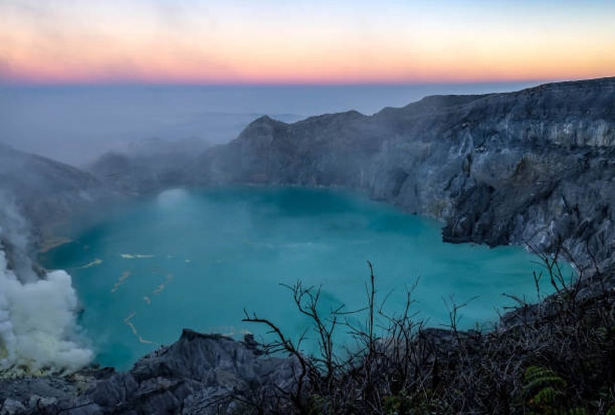 mysterious lake kawah ijen in indonesia know the secret behind it