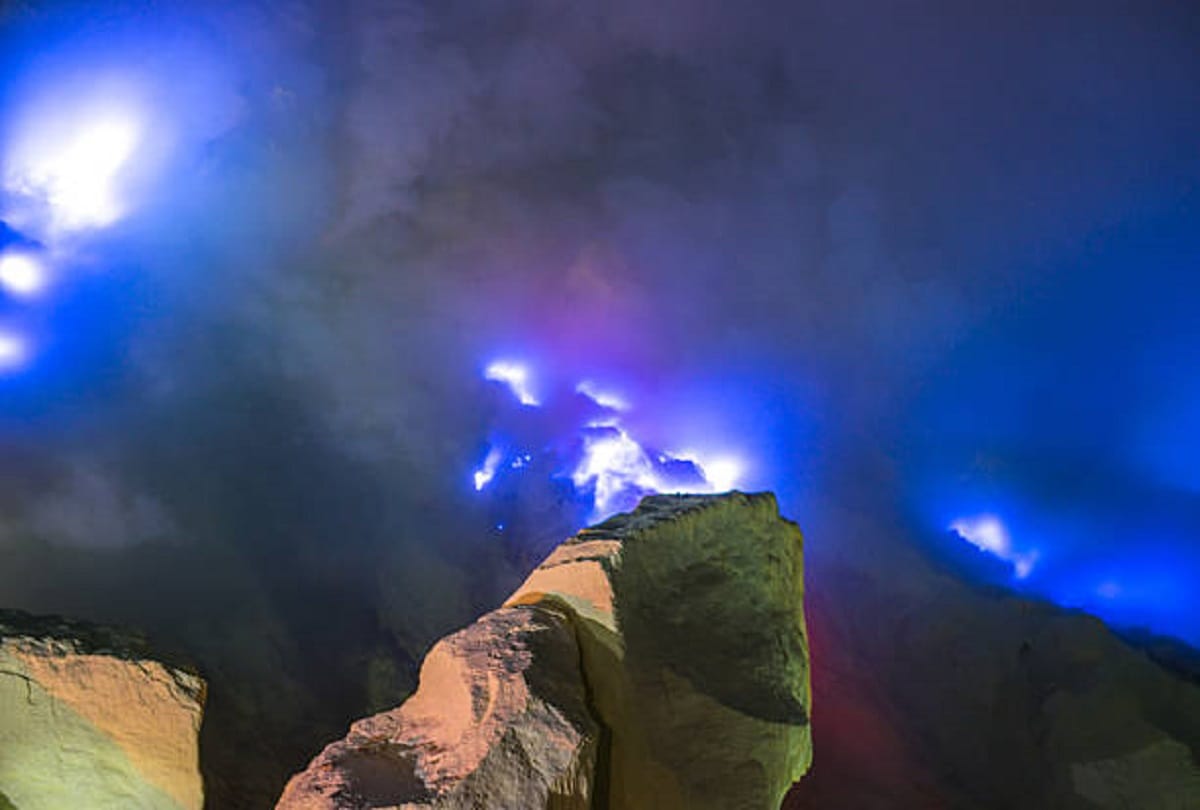 mysterious lake kawah ijen in indonesia know the secret behind it