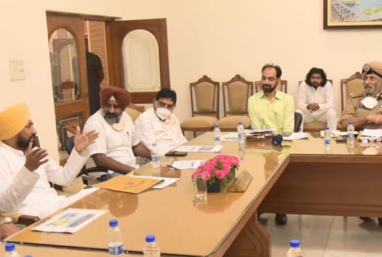 Opposition criticize punjab government after CM son seen in official meeting